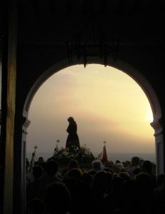 normal_lgt_2_sept_2006_santo_nino_saliendo_ermita_ contraluz_2